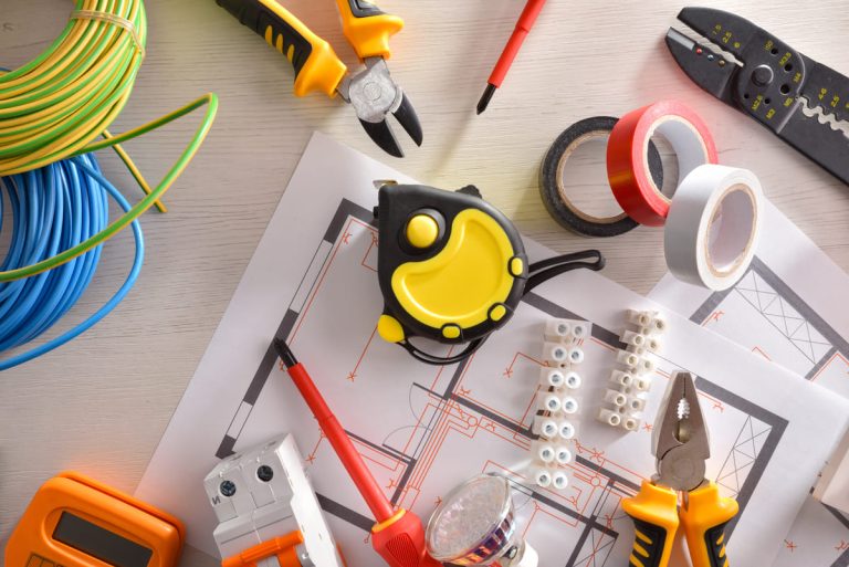 Faire son électricité soi-même et assurance : ce qu’il faut savoir