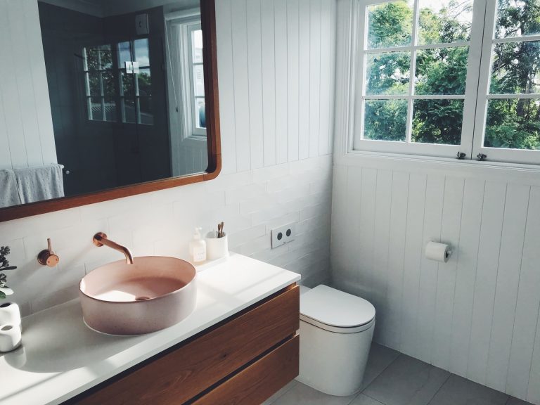 Les clés pour bien positionner une prise dans un lavabo