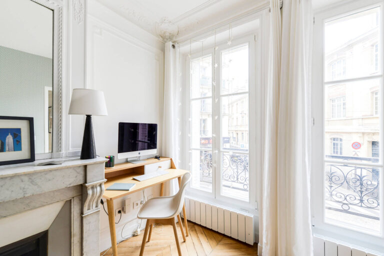 Comment intégrer un coin bureau tendance dans un petit appartement en quartier d’affaires ?