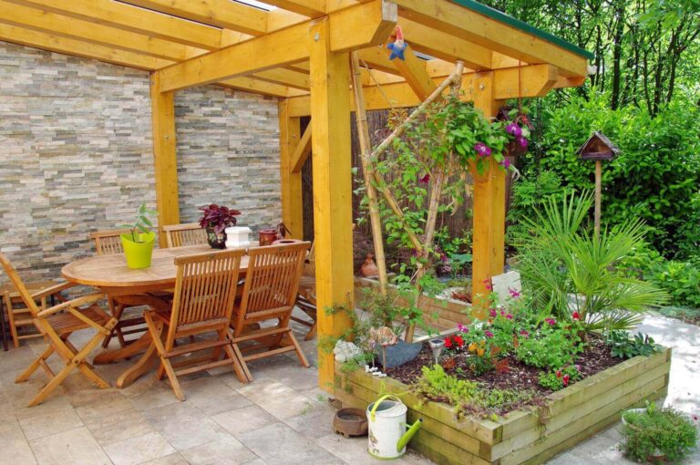 Comment construire une pergola de terrasse à petit budget ?