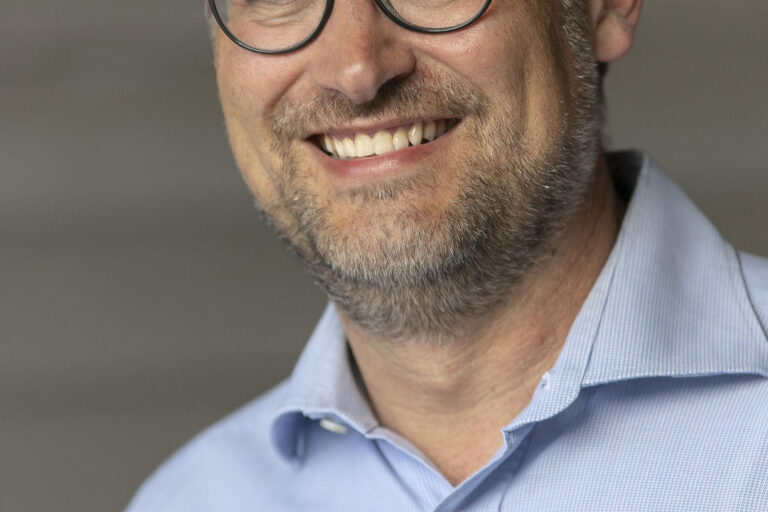 Qui est le pdg de Leroy Merlin et quelle est sa vision pour le bricolage à domicile ?