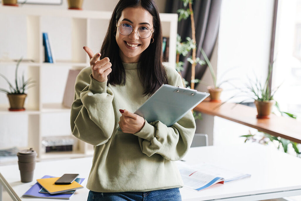 Comment décrocher un emploi à la CAF : conseils et astuces pour réussir son recrutement