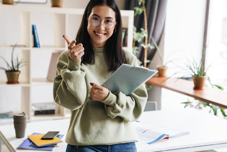Comment décrocher un emploi à la CAF : conseils et astuces pour réussir son recrutement