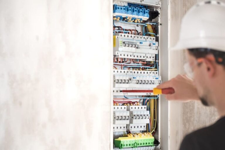 Comment identifier et réparer son tableau électrique soi-même