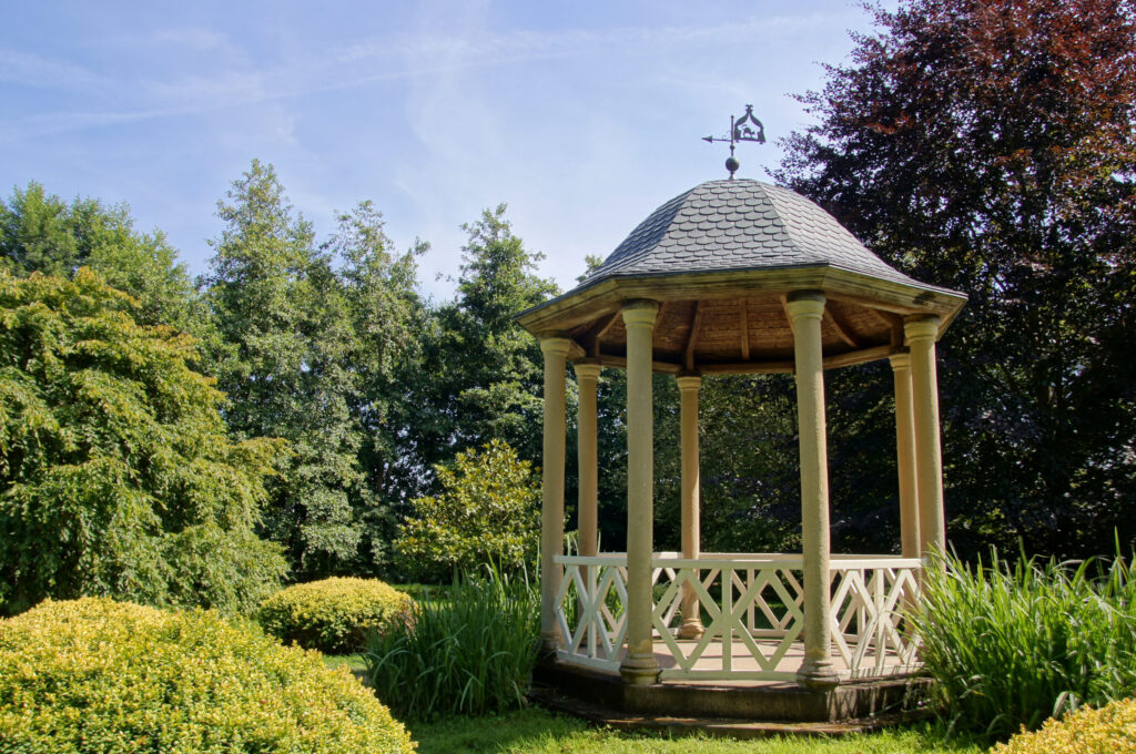 Comment construire un kiosque à journaux en bois pour votre jardin ?