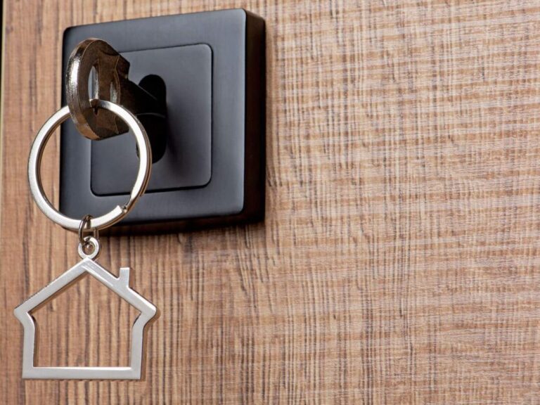 Comment sécuriser votre maison après une intrusion : les étapes essentielles pour retrouver la tranquillité d&rsquo;esprit