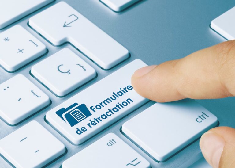 Un consommateur lisant attentivement un formulaire de rétractation pour un achat en ligne