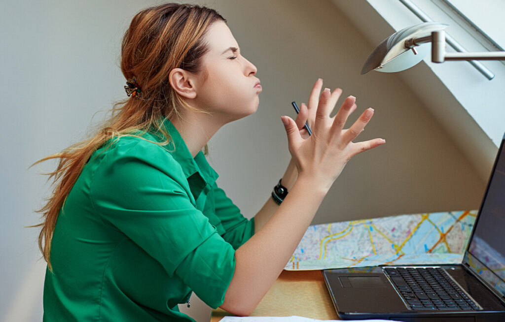 Illustration d'un email exprimant une tension professionnelle avec la formule 'sauf erreur de notre part'