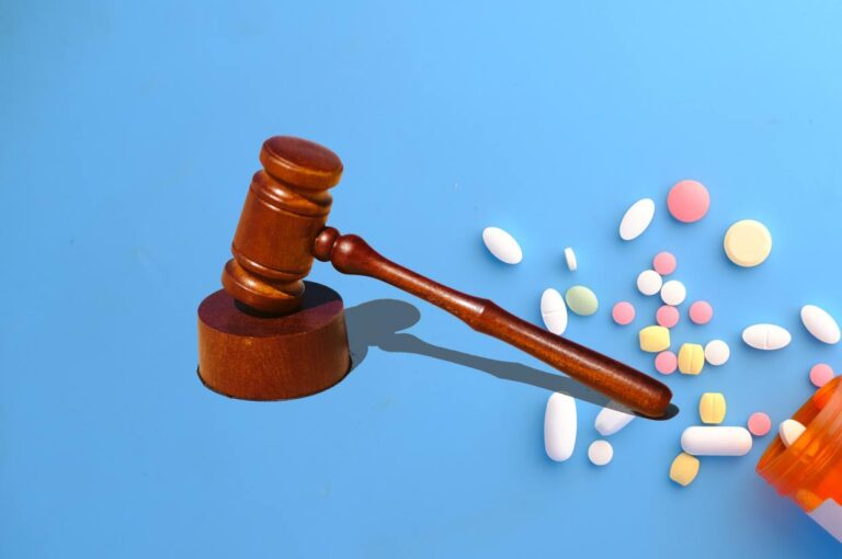 Patient rencontrant un avocat pour évaluer le montant d’une indemnisation suite à une erreur médicale