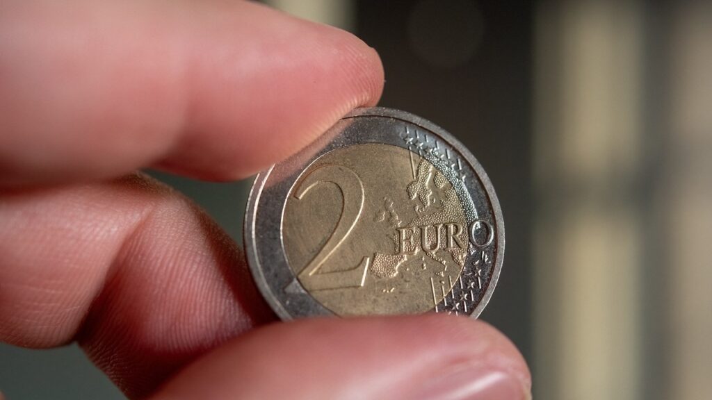 Photo en gros plan d'une pièce de 2 euros allemande de 2008 extrêmement rare pouvant valoir jusqu'à 10 000 euros