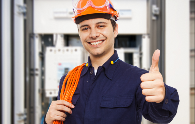 Électricien : quel salaire selon le statut, l’expérience et la spécialité ?