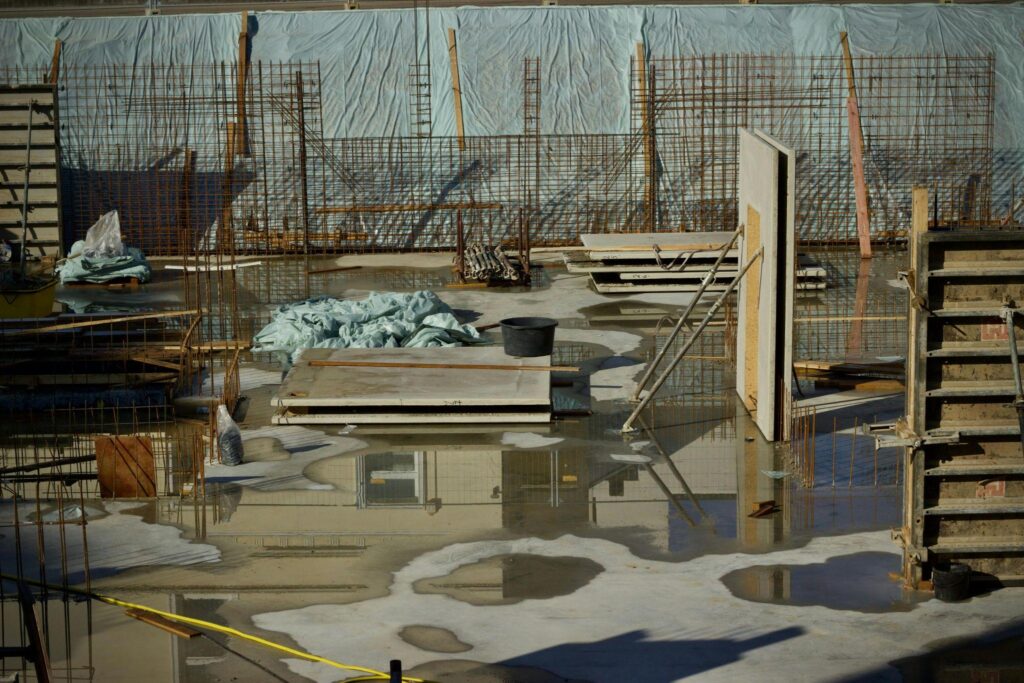 chantier-de-construction-avec-terrain-et-materiaux-gorges-d-eau