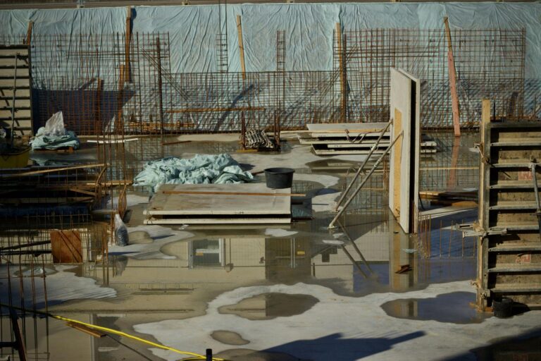 chantier-de-construction-avec-terrain-et-materiaux-gorges-d-eau