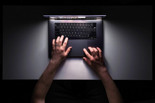 Projets d'Internet des objets et microcontrôleurs font face à des risques croissants de cyberattaques. Découvrez les meilleures stratégies pour sécuriser la communication de vos circuits connectés.