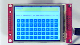 Un afficheur graphique couleur 320&#215;240 tactile utilisé en clavier alpha-numérique.
